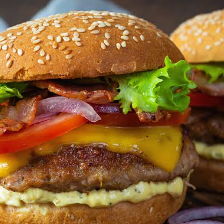 2 Hamburguesas de tocino+10pz de alitas+papas G