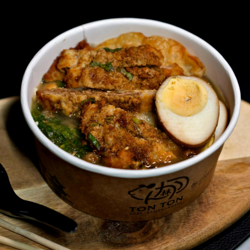 Lamen a base de caldo de porco, frango e vegetais, cozido lentamente por 12h, acompanhado de ovos marinado, cebolinho, cebola adocicada ralada, yasaitame (refogado de vegetais japonês), feijão verde crocante ao estilo japonês e gyoza, temperado com shoyu tarê com sabor mais suave e leve. Servido com carne suína empanada na farinha panko.