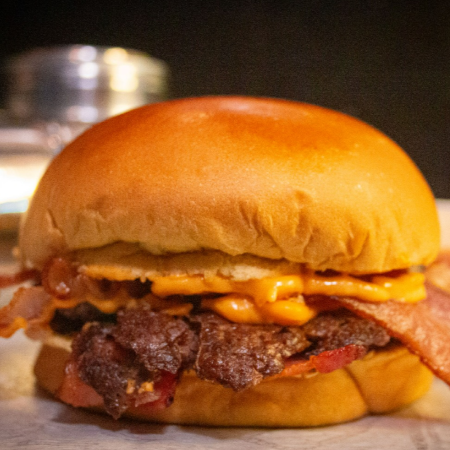 hamburguer 150gr,pão de hamburguer, bacon e queijo + batata frita e 1 refrigerante lata 350ml