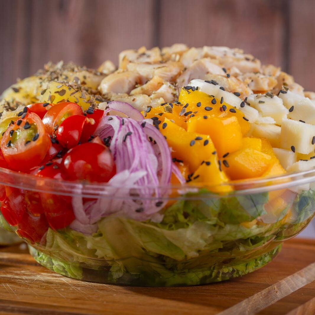 Filé de frango grelhado (100g) base de alface, tomate cereja , manga, gergelim, palmito, mandioca, cebola roxa. Acompanha : molho especial mostarda e mel