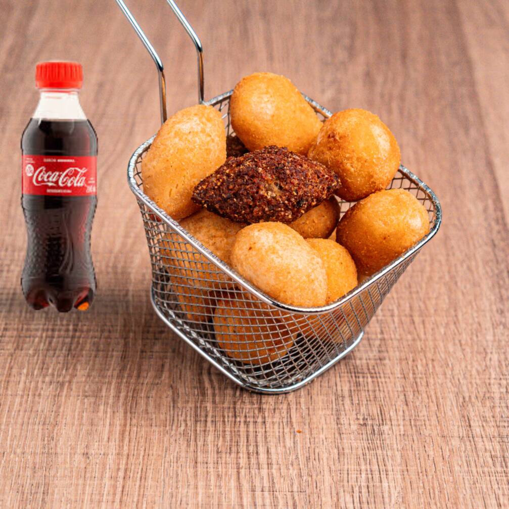 “12 SALGADINHOS FRITOS NA HORA (20G) — CROCANTES, RECHEADOS E IRRESISTÍVEIS! SABORES VARIADOS COMO COXINHA, RISOLES E BOLINHA DE QUEIJO. ACOMPANHA UMA COCA-COLA GELADA 200ML. PERFEITO PARA UM LANCHE RÁPIDO, SABOROSO E COMPLETO!”