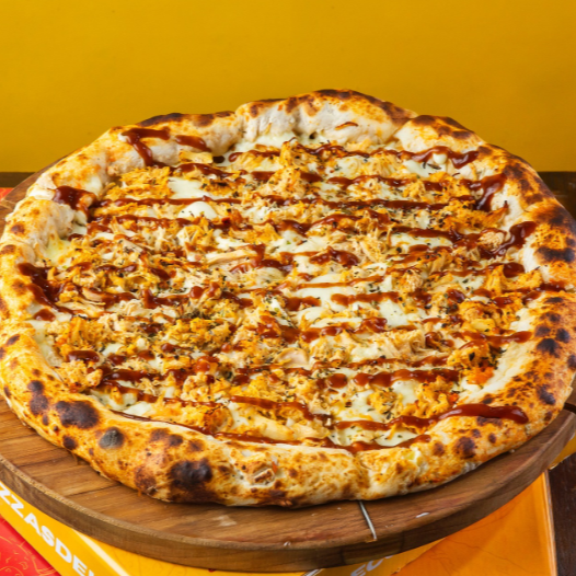 Molho, mussarela, frango, molho barbecue, bacon em cubos, milho, ervilha, azeitona, cebola e orégano. Grande 35cm - 8 Fatias