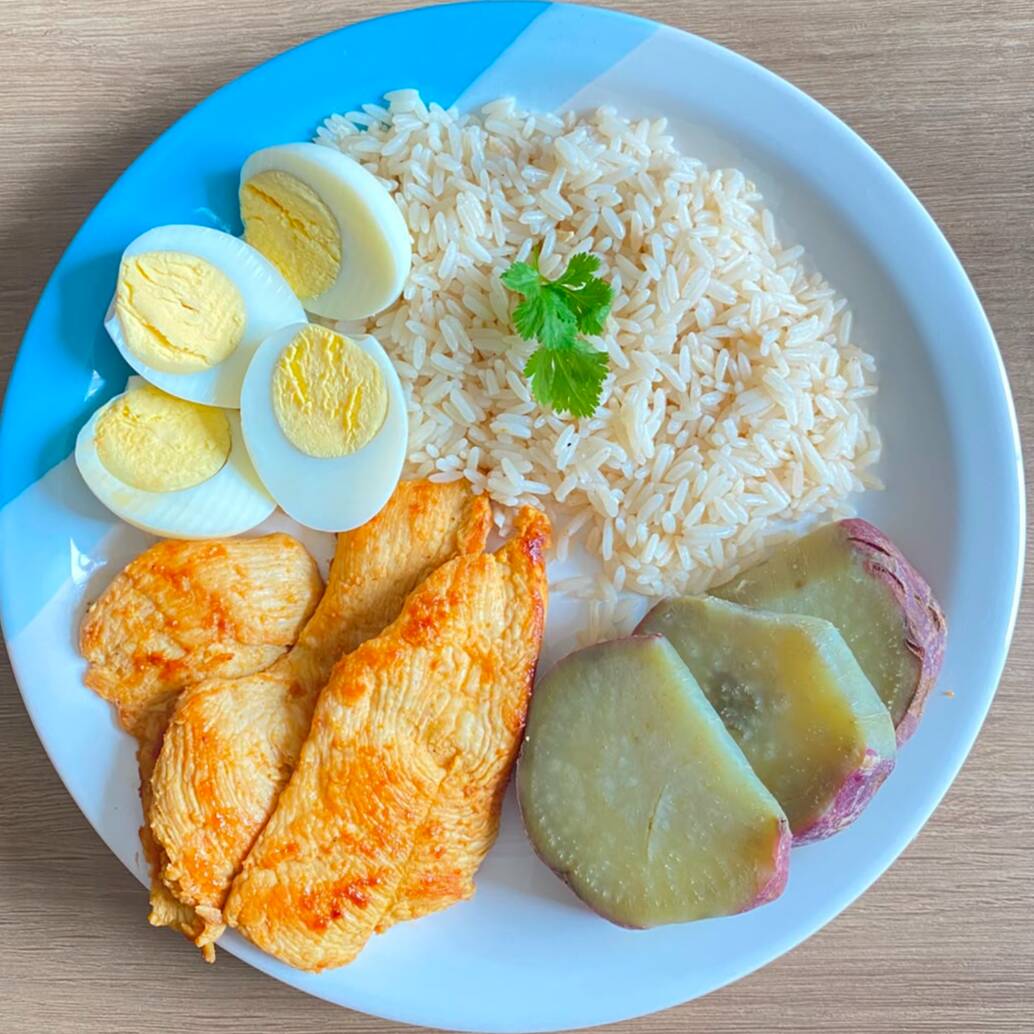 Uma opção leve e completa com arroz batata-doce filé de frango e ovo.