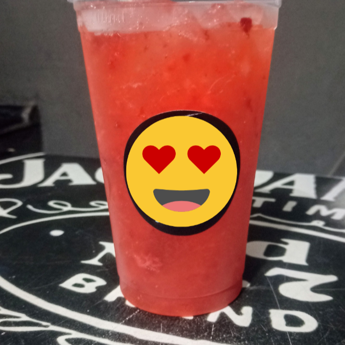 Deliciosa caipirinha feita com morangos, xarope de açúcar, cachaça e gelo.