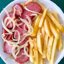 Marmita de calabresa acebolada Acompanha arroz, feijão, farofa, Fritas