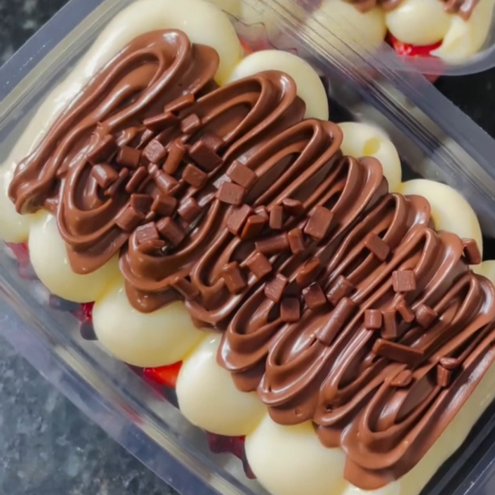 Brownie, pedaços de morangos, creme de ninho e nutella