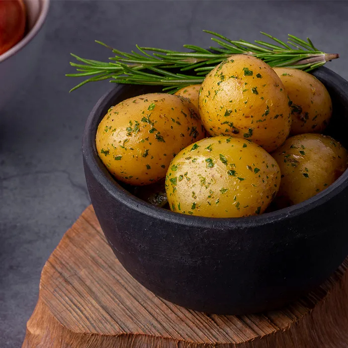 Batata bolinha temperadas com ervas.