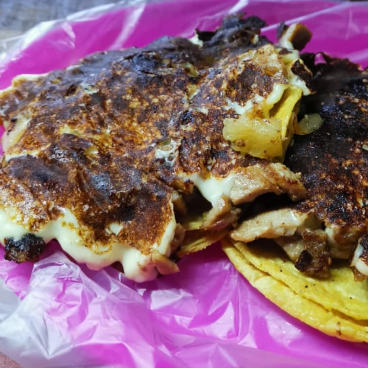 Taco de bistec con costra de queso