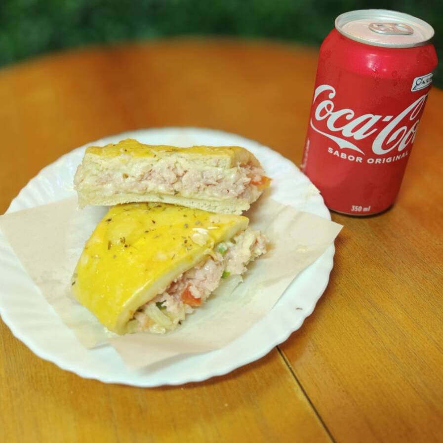 Pastelão de queijo e presunto, assado até ficar douradinho e com recheio cremoso, acompanhado de uma refrescante Coca Cola gelada. Um combo delicioso e perfeito para qualquer hora.