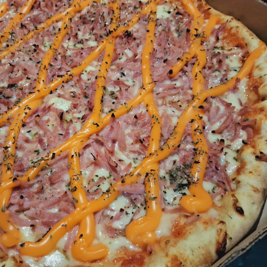 pizza de massa profissional, molho , mussarela , presunto , molho tipo cheddar , azeitonas e oregano