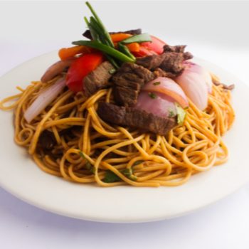 Tallarín Saltado de Carne Chicha Morada