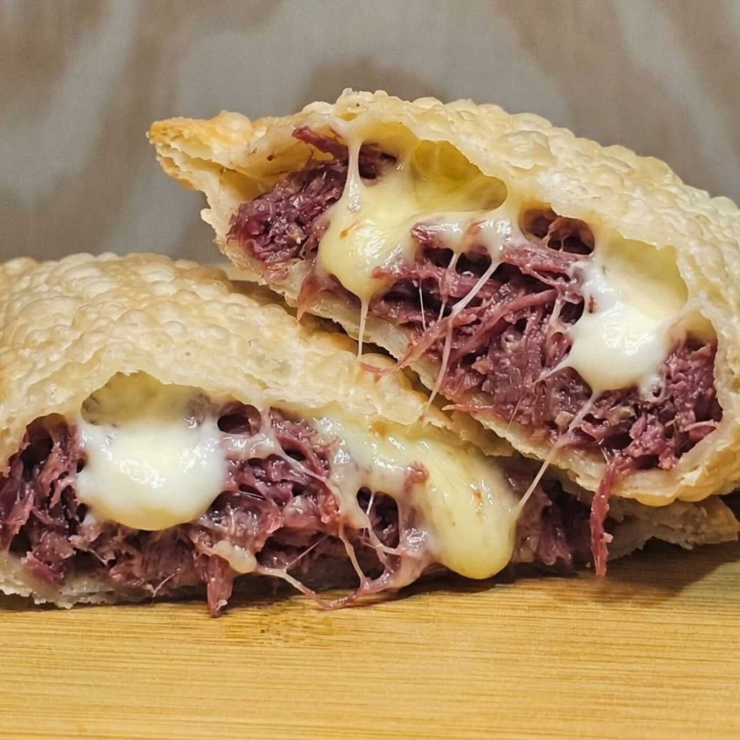 Delicioso pastel recheado com carne seca, queijo mussarela e catupiry cremoso. Aquela combinação perfeita de sabores irresistíveis!