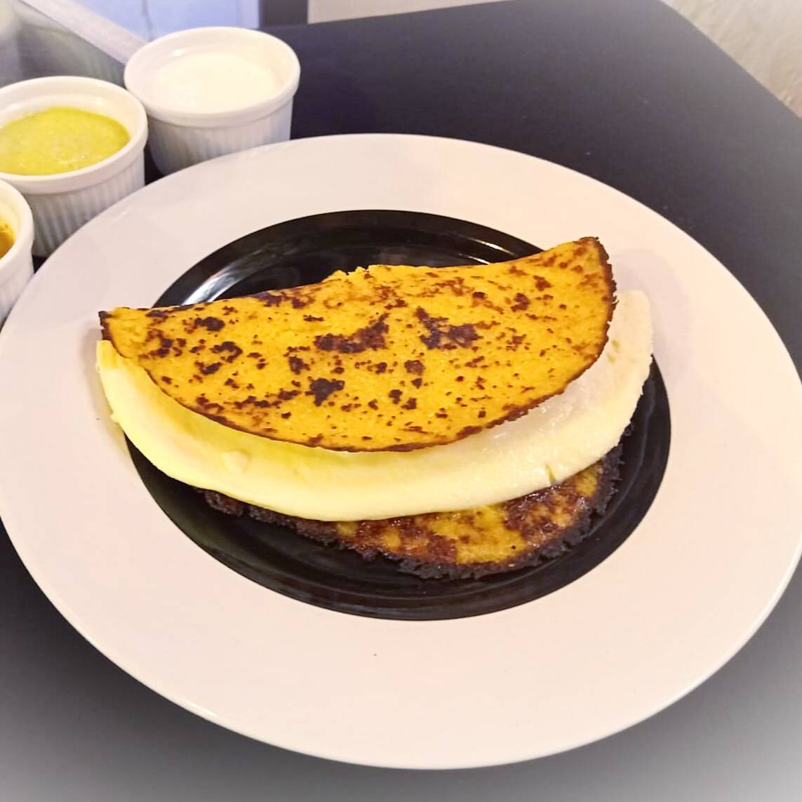 Cachapa con Cerdo Frito y Queso de Mano
