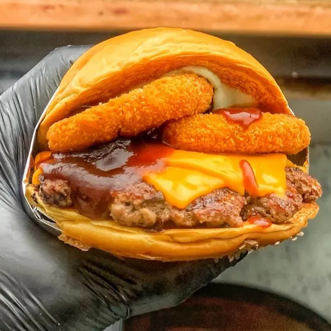 Hamburguer de 80g (smash) + fatias de Cheddar Cremoso + anéis de Cebola empanado + Molho Barbecue + Maionese nobre do Barão, tudo em um pãozinho de brioche selado na chapa. o Classico que ganhou seu espaço na linha Smashh :)