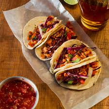 4 Tacos +$1 = 1L de Agua