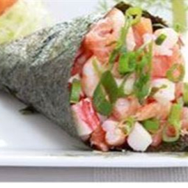 arroz enrolado na alga em forma de cone com recheio de salmão, camarao, kani, peixe branco e polvo.