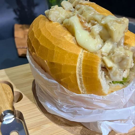 PÃO FRANCÊS PALMITO GRELHADO QUEIJO DERRETIDO E PASTA DE TARRINE
