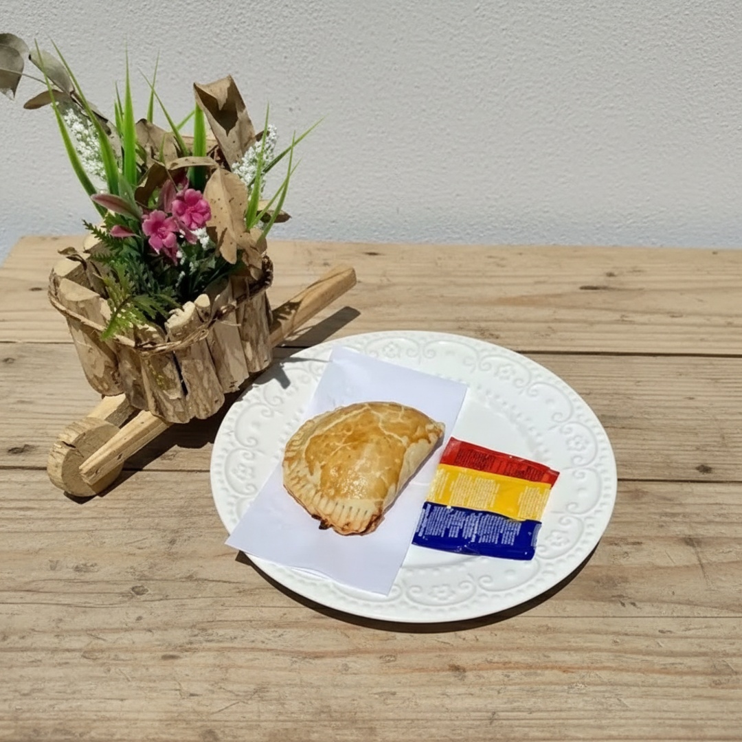 Massa crocante,sequinha,com muito recheio de frango. Aquela massa que parece um biscoito amanteigado, sabe?? O nosso é o melhor que já comi até hoje.