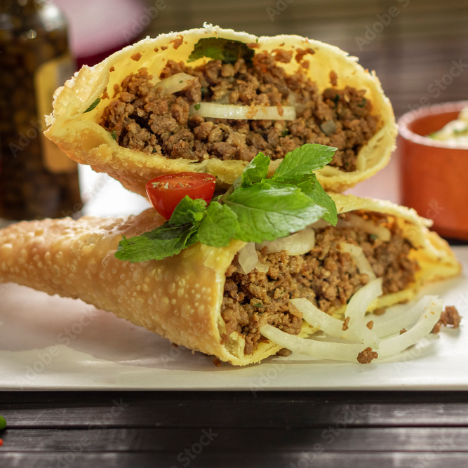 Recheado com carne moída temperada à moda árabe, cebola, tomate, hortelã fresca e toque de limão. Inspirado nas receitas tradicionais do Oriente Médio.