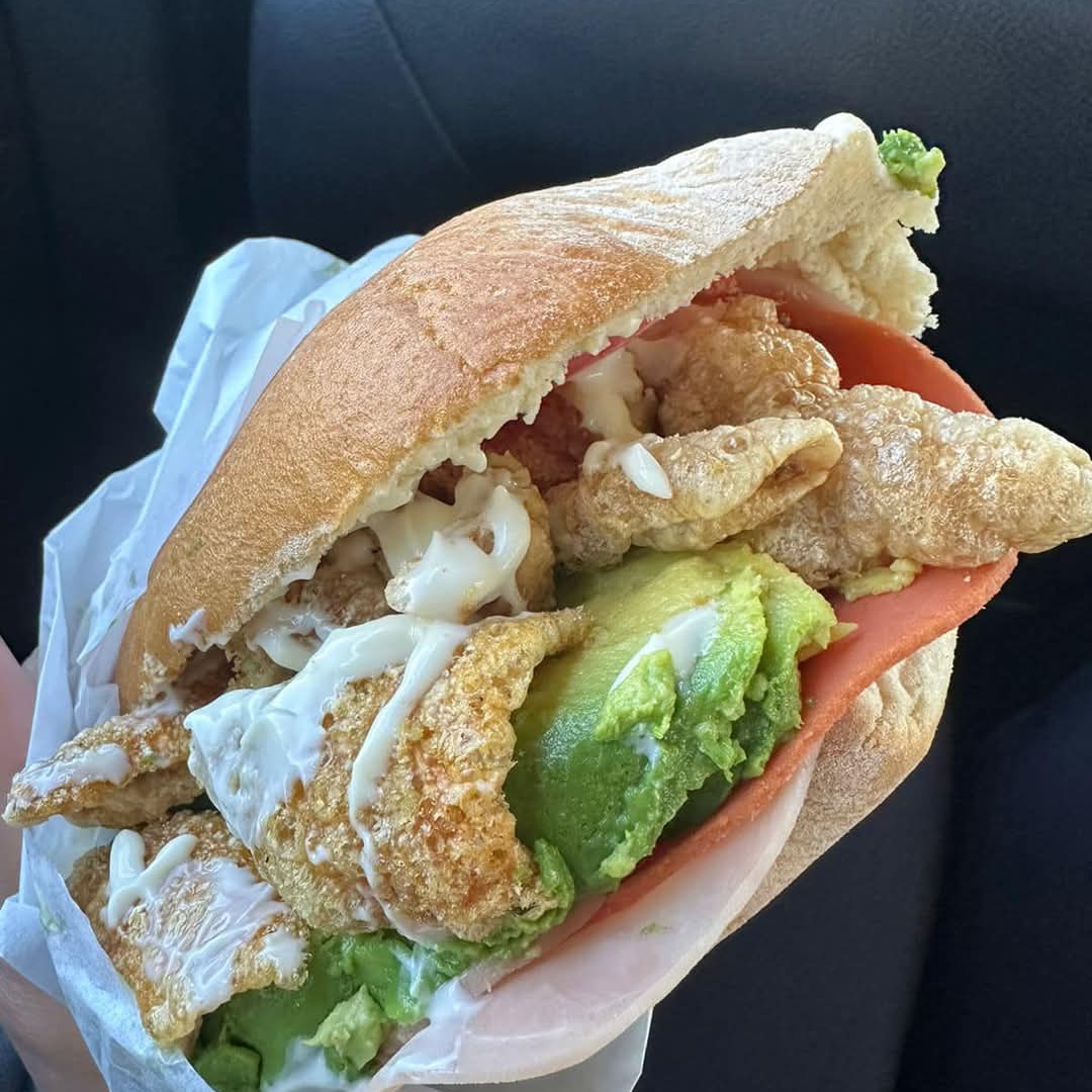 Lonche Aguacatoso de Chicharrón Crujiente