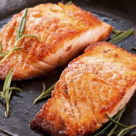 Filé de salmão grelhado, macio e suculento, com sabor leve de alecrim. Uma opção saudável e deliciosa. Acompanha: Arroz de brócolis, purê de batata baroa e legumes (Chuchu, batata, cenoura, abobrinha, couve flor e brócolis). Aproximadamente 500g.