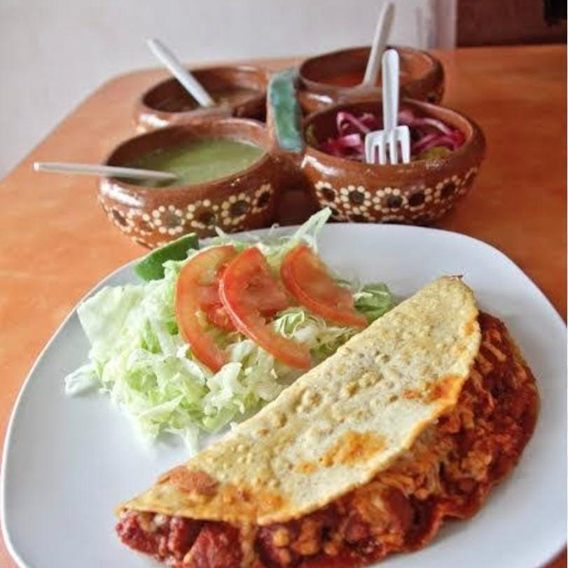 QUESADILLA CARNE DE PUERCO EN CHILE PASILLA