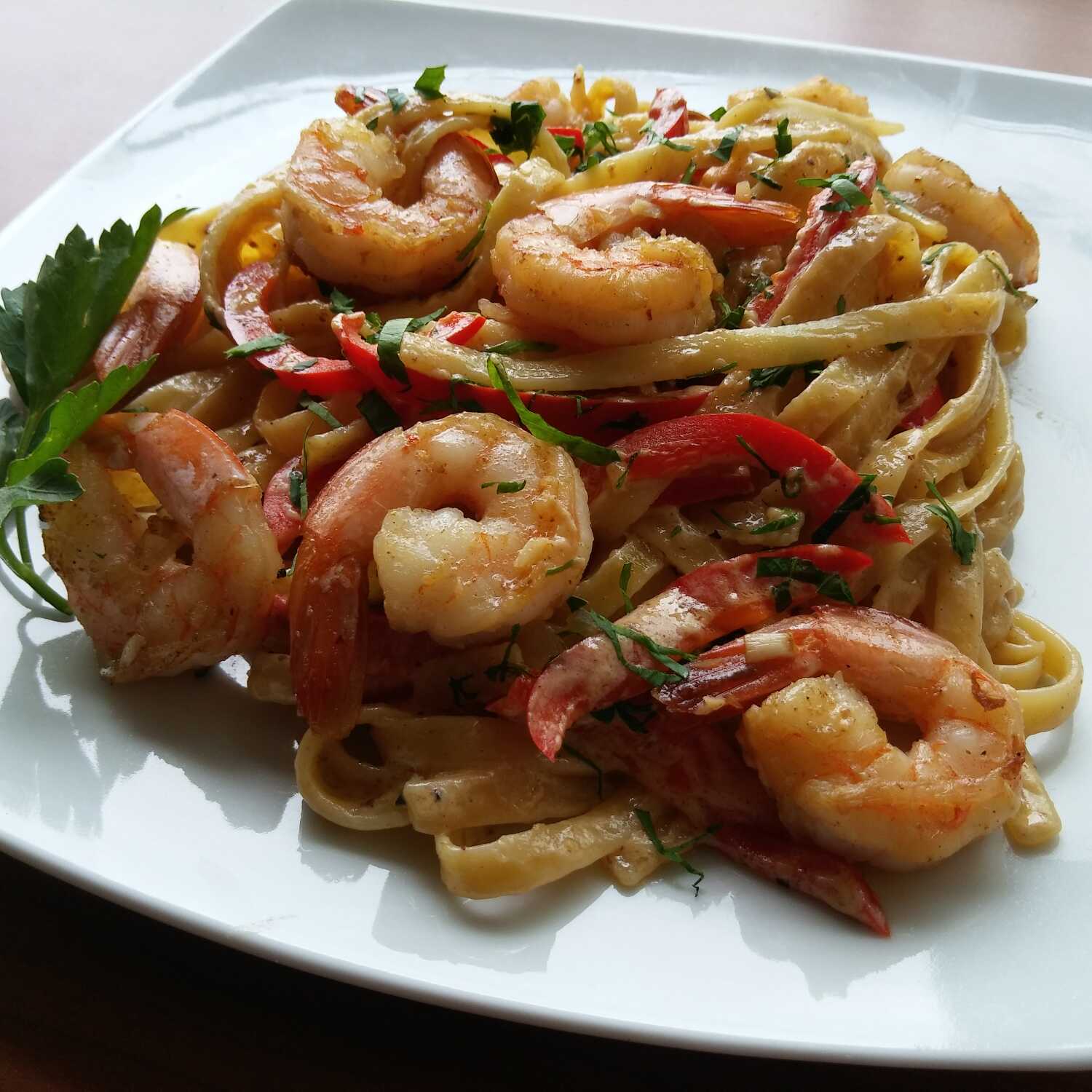 Pasta Tipo Alfredo con Camarones y Bebida
