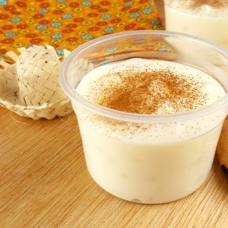 Canjica branca cremosa e bem quentinha. Pote de 220ml