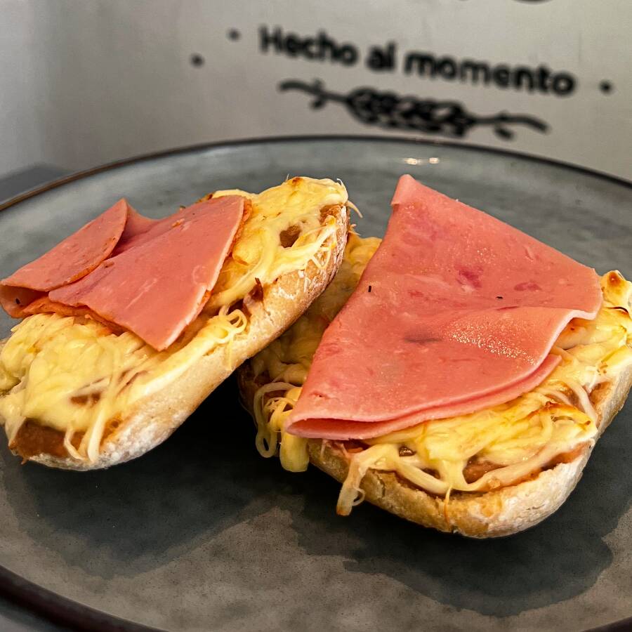 Molletes con Jamon