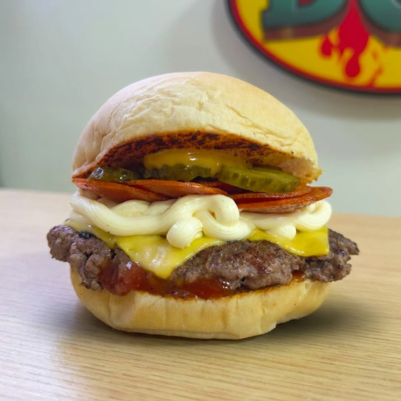 Pão, Ketchup, Smash de 80 gramas, queijo prato, Catupiry, Peperoni, Picles e molho orc
