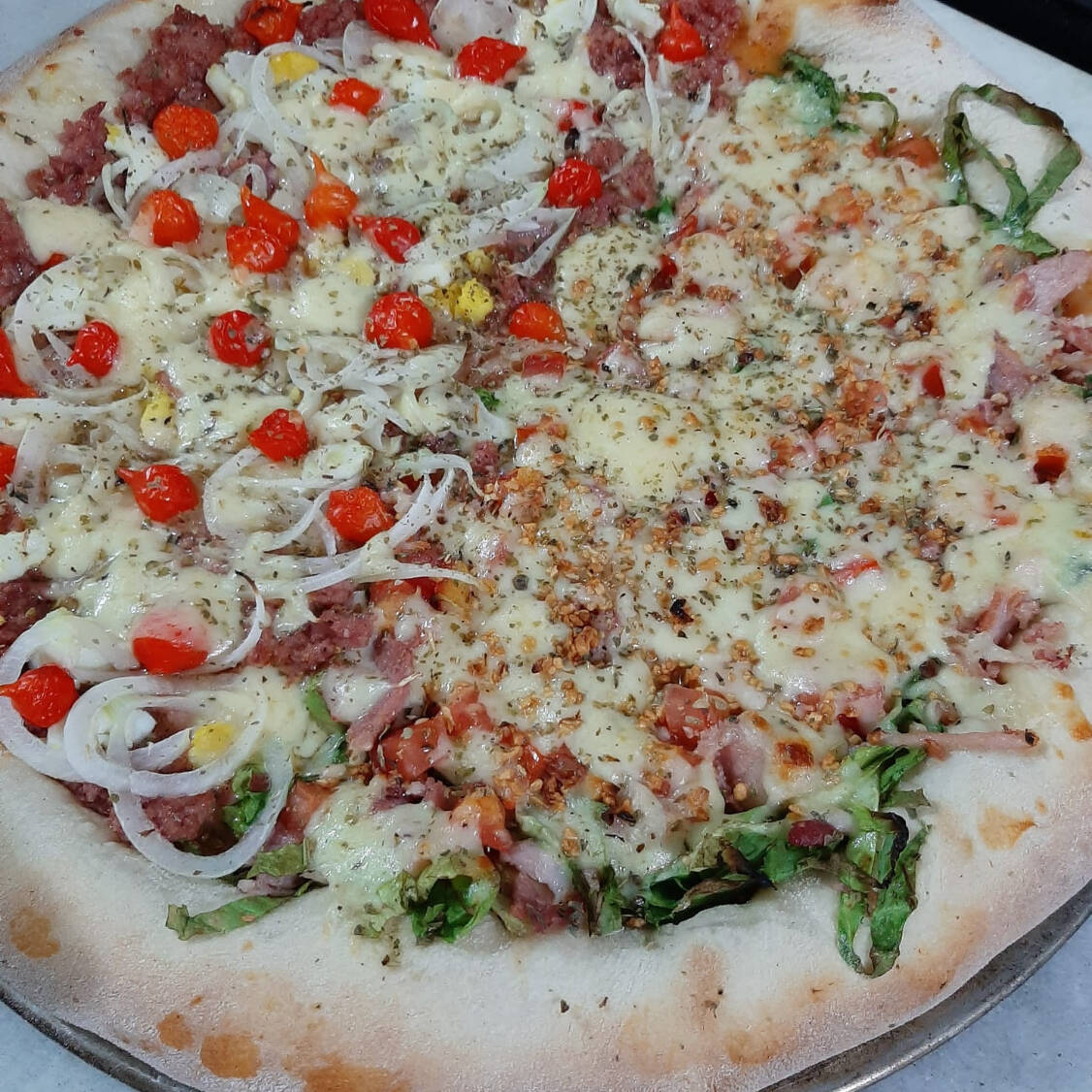 muçarela, molho, escarola, bacon, tomate picado e alho tostado