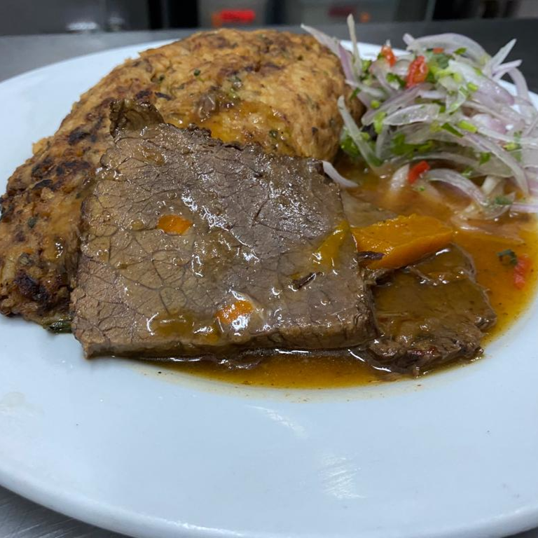 Tacu Tacu con Asado de Res