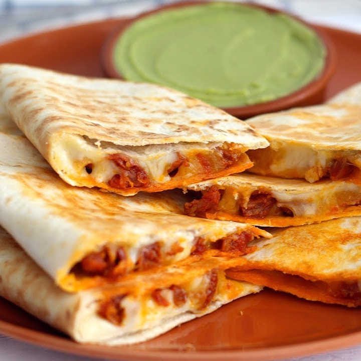 4 QUESADILLAS DE LONGANIZA EN TORTI HARINA