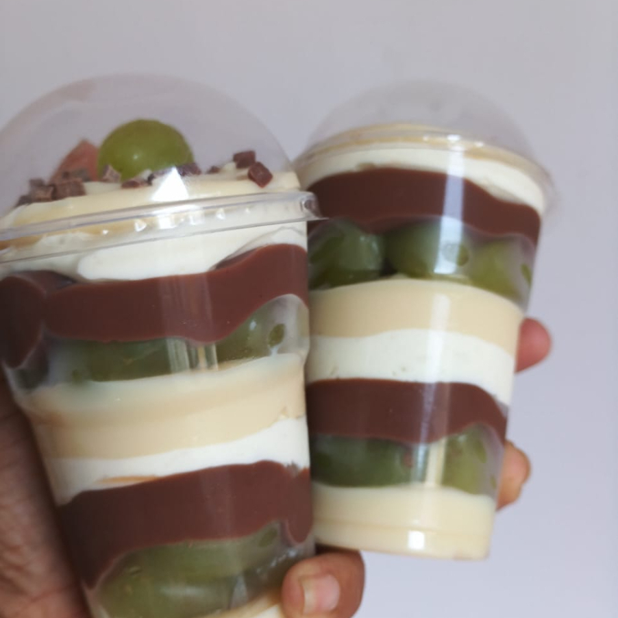 Copo super refrescante e delicioso. Uma combinação perfeita de creme de ninho, uvas verdes selecionadas sem caroço, uma deliciosa mousse de ninho e creme de chocolate.