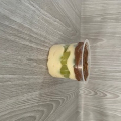 Sobremesa refrescante e saborosa com pedaços de uva e calda especial. Uma explosão tropical