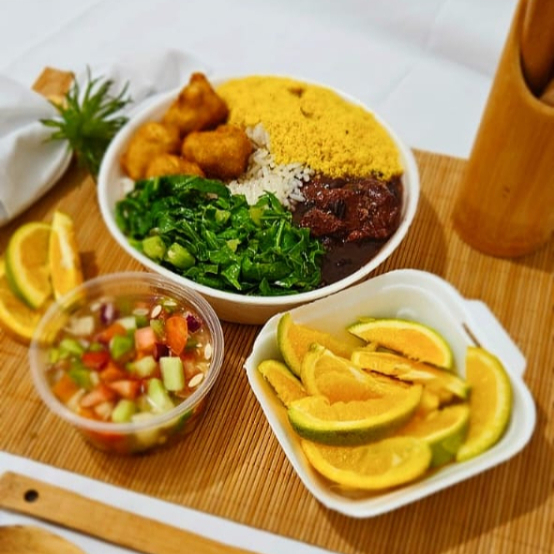 Deliciosa feijoada, acompanha arroz fresquinho, feijoada, farofa da casa, banana a milanesa, vinagrete e couve refogada. Simplesmente Deliciosa laranja 4 fatias e vinagrete cortesia 100ml