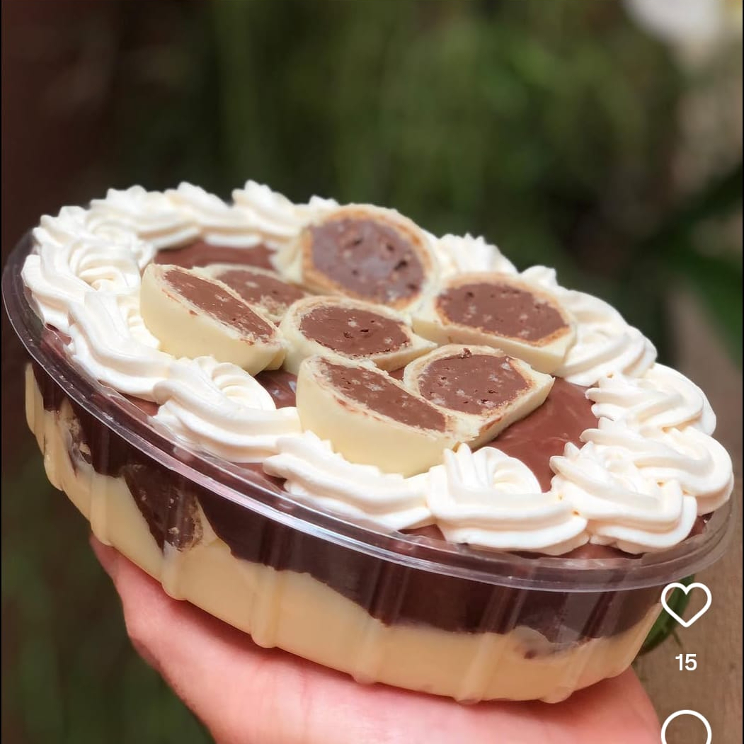 Para quem gosta de copo da felicidade essa delícia e tamanho maior de muita gostosura. Brigadeiro de chocolate branco com Brownie, brigadeiro de chocolate e muito bombom Ouro Branco. 1 litro de muita delícia . ....... Tags.... Colomba , sobremesa, um litro , travessa , Ouro Branco , brownie, brigadeiro, chocolate.