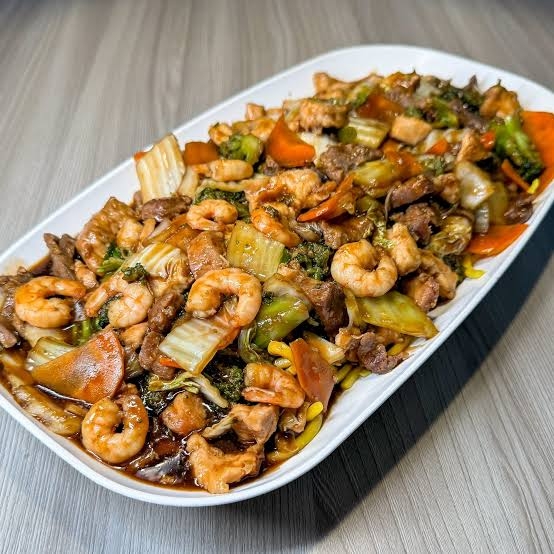 Porção Super Gigante, Serve 4 a 6 😁 pessoas – Ideal para dividir!  Sabor mista vem: Frango, Calabresa, Carnes bovina e suína, ou você escolhe como prefere!   Ingredientes frescos e sabor autêntico:  Massa oriental cozida no ponto certo  Repolho branco e roxo  Cenoura e cebola roxa  Brócolis verde  Molho shoyu especial  Toque de óleo de gergelim torrado  Tempero japonês tradicional   Porção generosa com + de 2kg de Sabor, qualidade e variedade em uma só refeição!