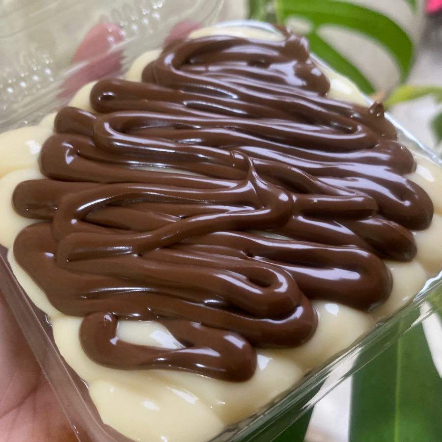 Um delicioso pavê composto por camadas de: creme de Ninho, biscoito de maizena Piraquê e Nutella.