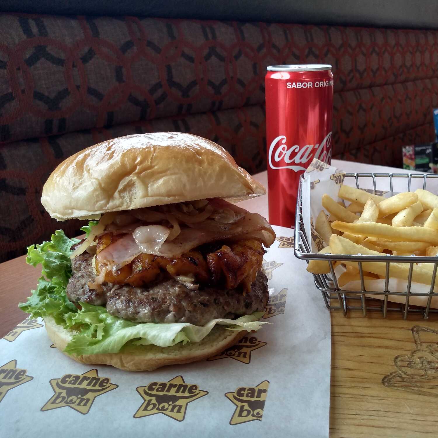 Cheese Bang Burger con Papas y 1 Bebida