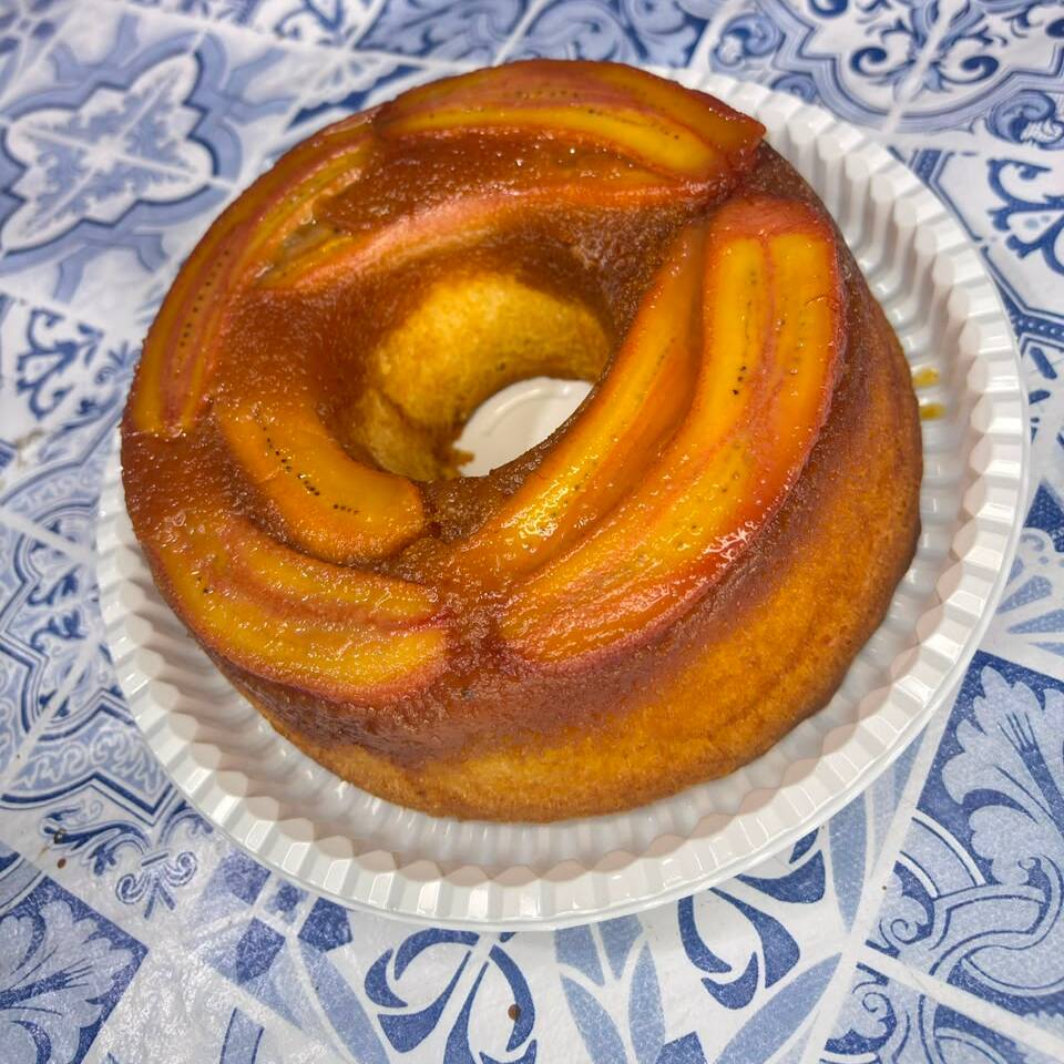 Massa branca fofinha que derreto na boca, finalizado com banana fruta caramelizada.