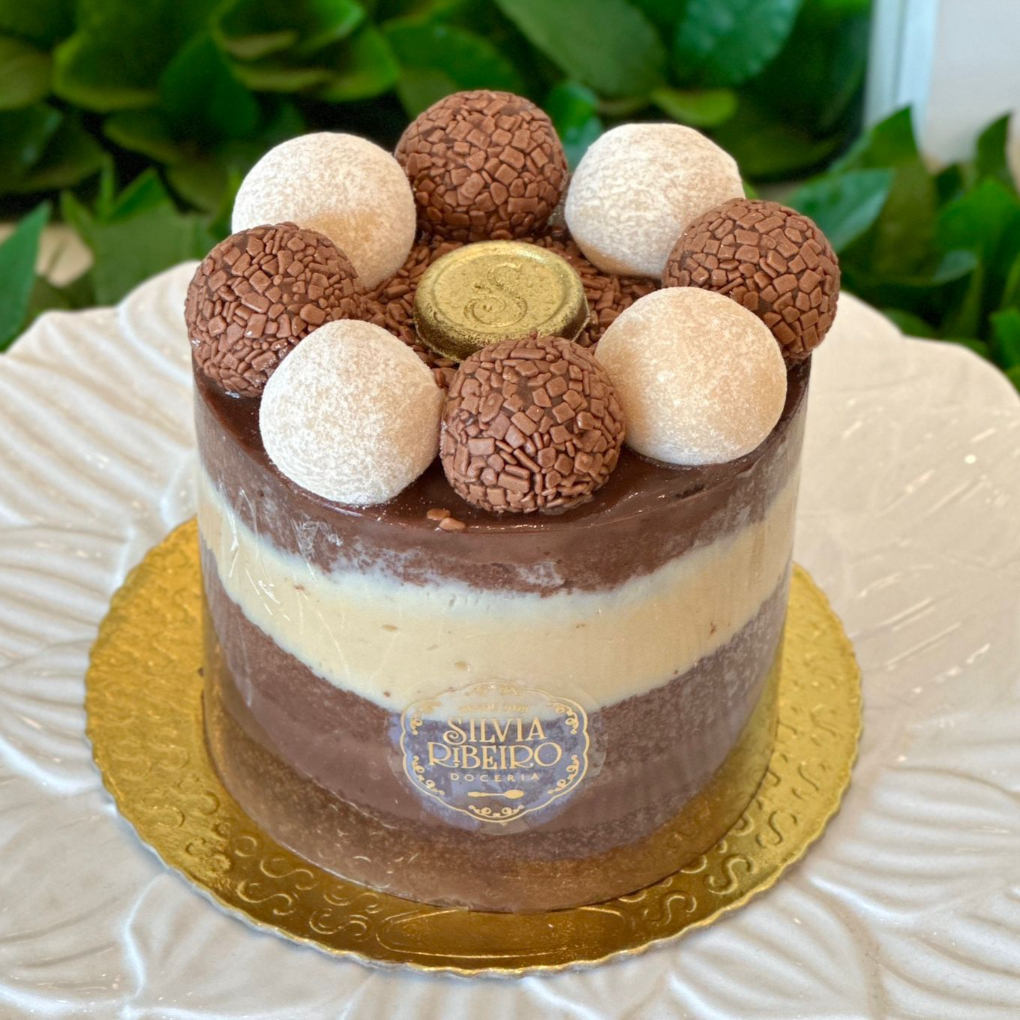 Torta de 1kg no acetato. De bolo de chocolate molhadinho com camadas de brigadeiro belga e brigadeiro de Ninho. Docinhos no topo. Serve ate 5 pessoas. obs. 1: não alteramos nenhum produto ou retiramos/adicionamos ingrediente. obs. 2: produto de consumo imediato. obs. 3: alguns produtos podem vir com vencimento do mesmo Dia.