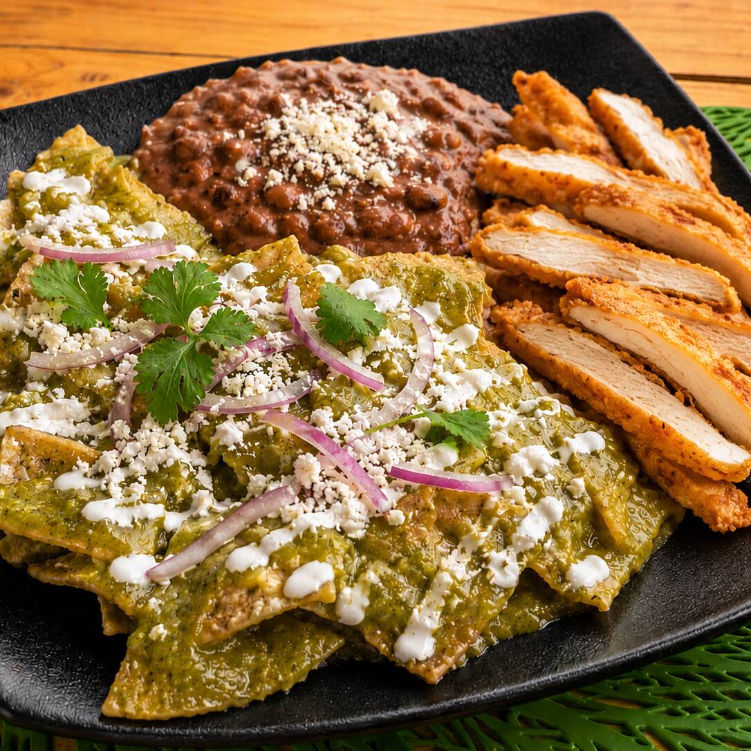 Chilaquiles Verdes con Milanesa de Pollo
