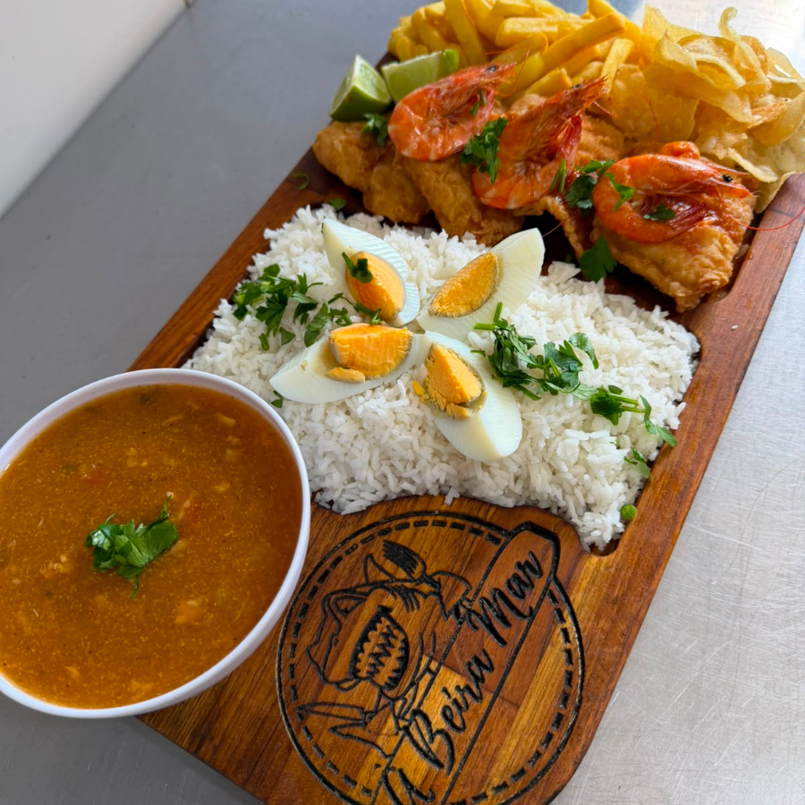 Filé de linguado ao molho de camarão, arroz, pirão salada e fritas ou aipim