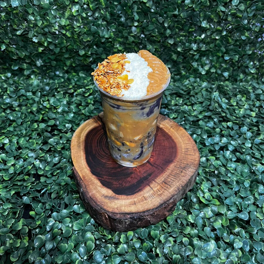 Açaí trufado com creme de Doce de Leite, leite em pó, granola, banana e leite condensado — uma explosão cremosa que abraça o paladar!