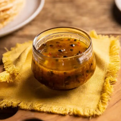 Doce e levemente ácida, nossa geleia de maracujá é feita com a fruta fresca, perfeita para acompanhar pratos orientais, entradas e petiscos.