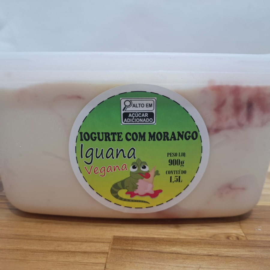 Delicioso sorvete artesanal, produzido com leite de soja, sabor iogurte com calda de morango