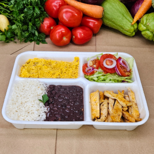 As coisas simples são de graça irmão!!! Opa, quase de graça. - Frango grelhado em tiras ( 90 g. In natura) - Arroz soltinho com alho ( 120 g.) - Feijão temperado com calabresa, bacon, alho e louro ( 160 g.) - Farofinha de mandioca com embutidos, pimentões amarelos, cebola e outros temperos ( 80 g) - Salada de alface, tomates e cebola crispy ( 80 g.) Serve uma pessoa com bastante fome ou duas pessoas com fominha !!!