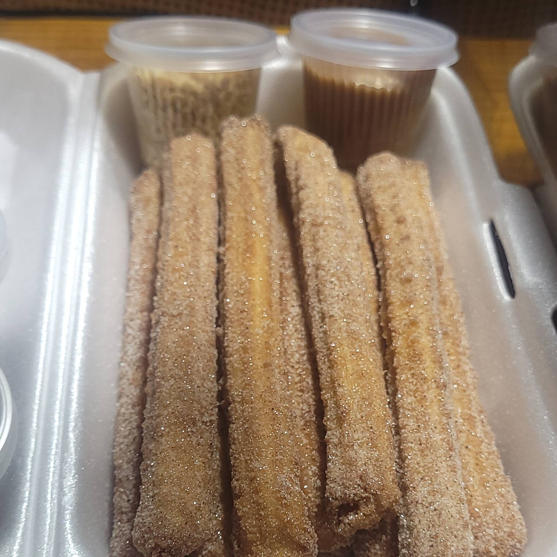 _Combo Espanhol ÉPICO! 🇪🇸😋_ 13 churros incríveis com recheios acompanhados de Doce de Leite e Chocolate! 😍 _Atenção:_ Granulados (chocolate, açúcar, etc.) são vendidos separadamente. Monte seu combo como quiser e aproveite o SABOR! 😉 Faça seu pedido agora e desfrute!