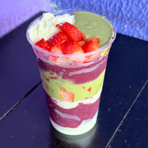 Delicioso Açaí Cremoso e Refrescante com Creme de Pistache, Leite em Pó e Morango